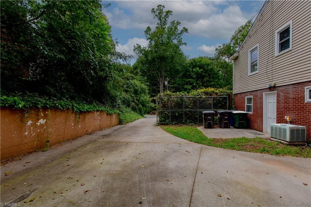 Stick/Site Built at 1511 Sharon Road, Winston-Salem NC 27103, Winston-Salem, photo 27 of 30