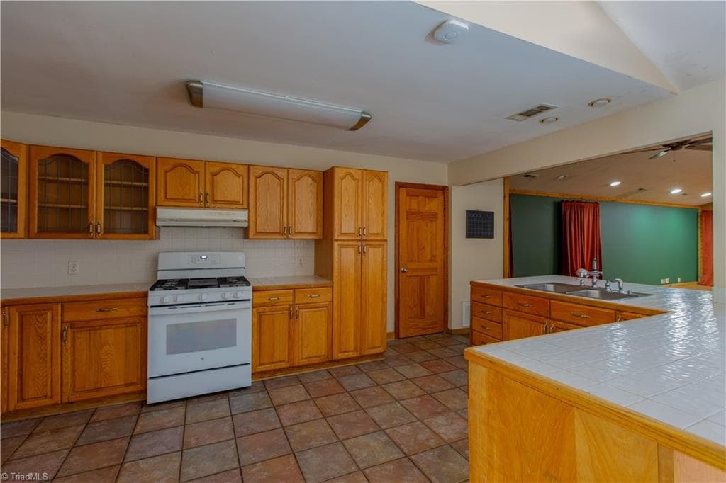 Stick/Site Built at 1511 Sharon Road, Winston-Salem NC 27103, Winston-Salem, photo 5 of 30