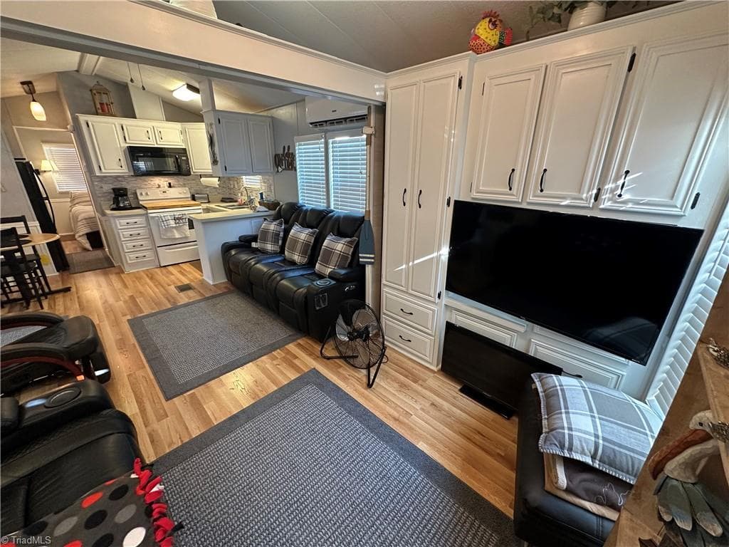 Manufactured Home at 104 Dove Lane, New London NC 28127, New London, photo 9 of 50