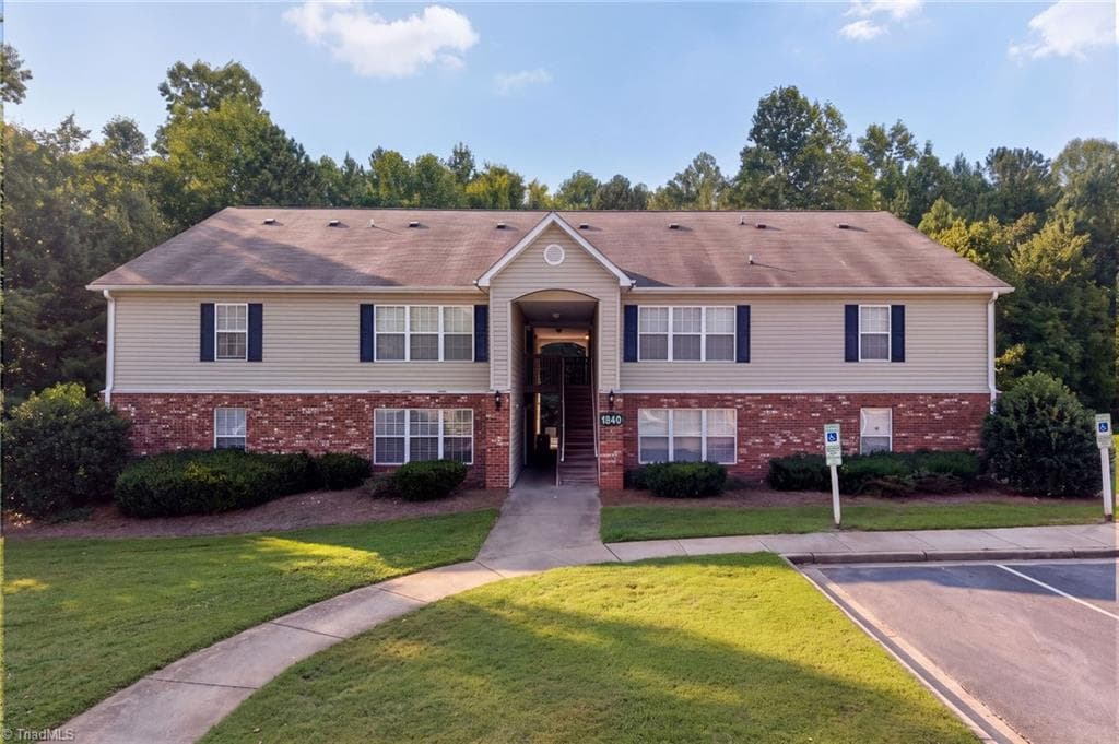 1840 Crest Hollow Drive # 101, Winston-Salem NC 27103