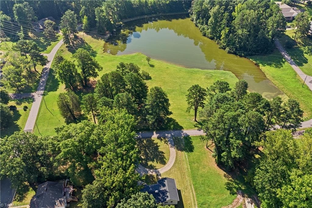 Stick/Site Built at 737 Lakeview Drive, Henderson NC 27536, photo 2 of 17