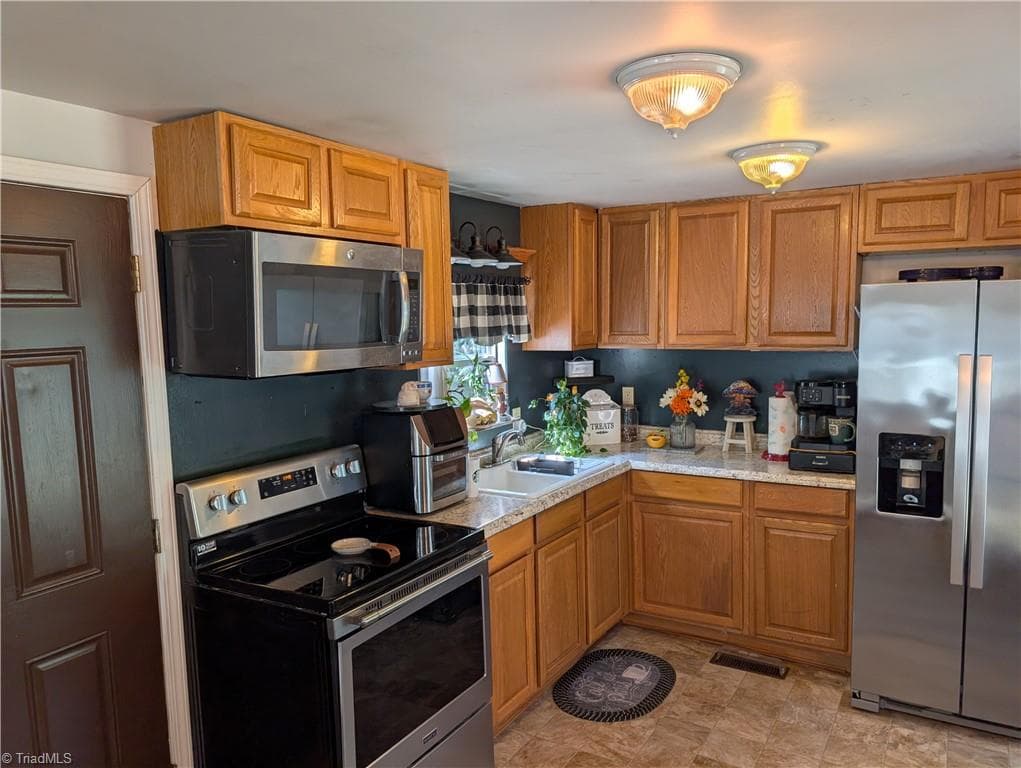 Manufactured Home at 661 Eden Road, Stoneville NC 27048, photo 12 of 32