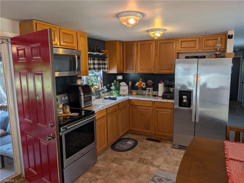 Manufactured Home at 661 Eden Road, Stoneville NC 27048, photo 11 of 32