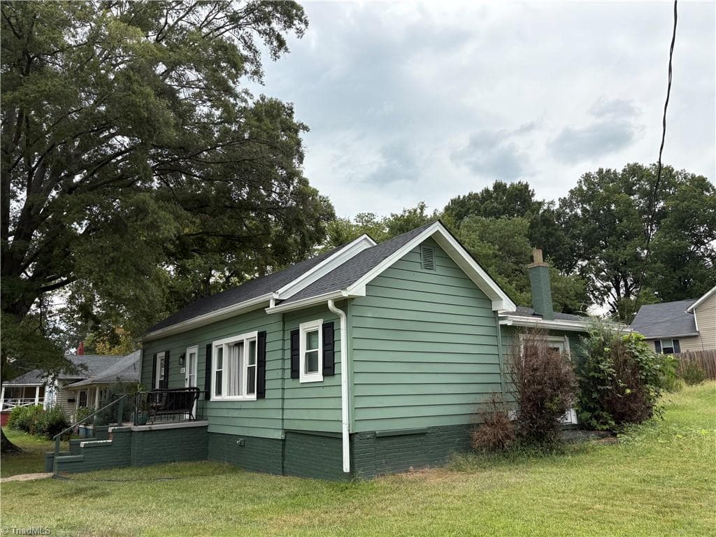 Stick/Site Built at 512 Glovenia Street, Eden NC 27288, photo 2 of 13