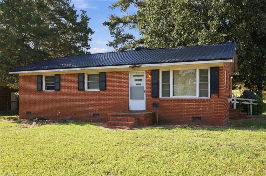 Stick/Site Built at 302 E 17th Street, Scotland Neck NC 27874, photo 3 of 31