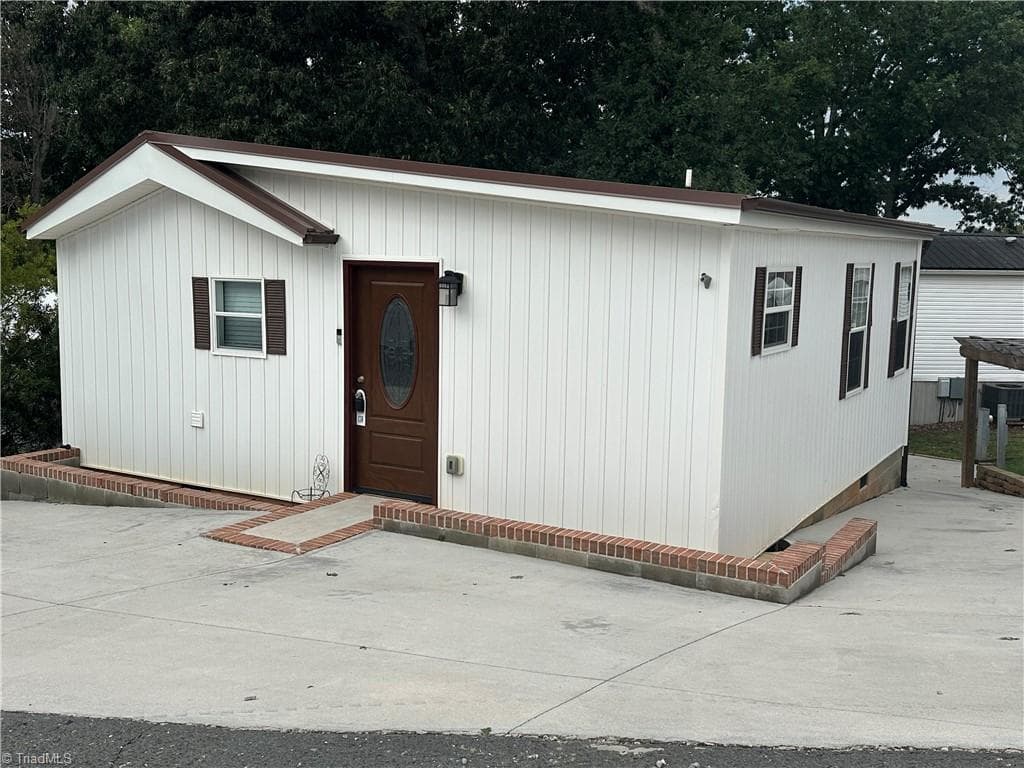 Manufactured Home at 106 Deerfield Drive, New London NC 28127, New London, photo 2 of 50