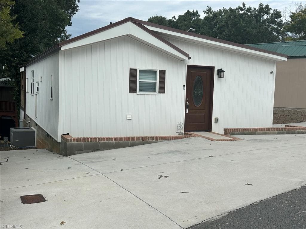 Manufactured Home at 106 Deerfield Drive, New London NC 28127, New London, photo 3 of 50