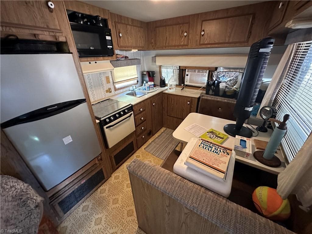 Manufactured Home at 114 Pine Street, New London NC 28127, New London, photo 7 of 48