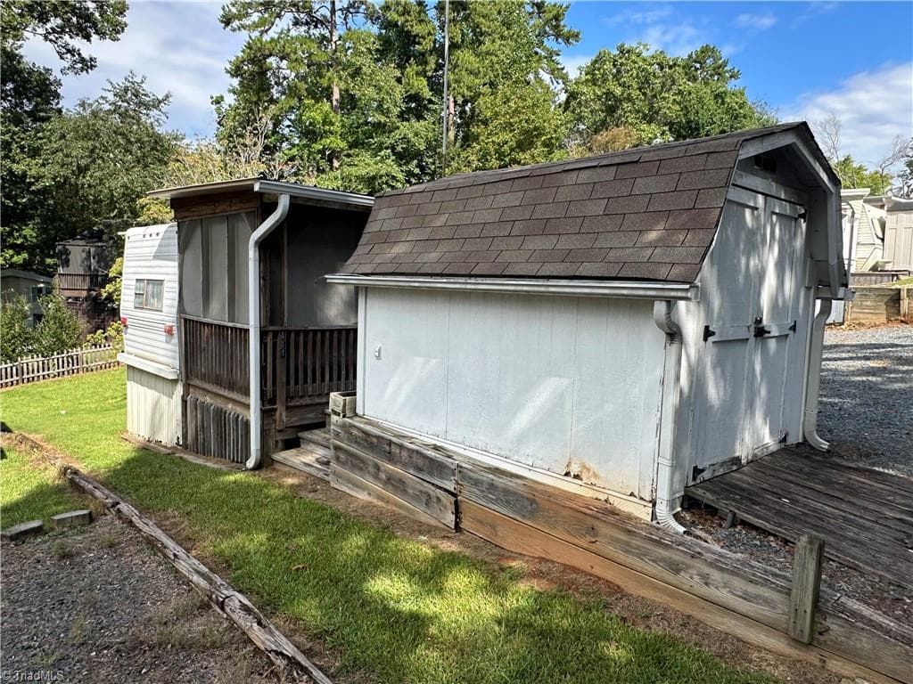 Manufactured Home at 114 Pine Street, New London NC 28127, photo 3 of 48