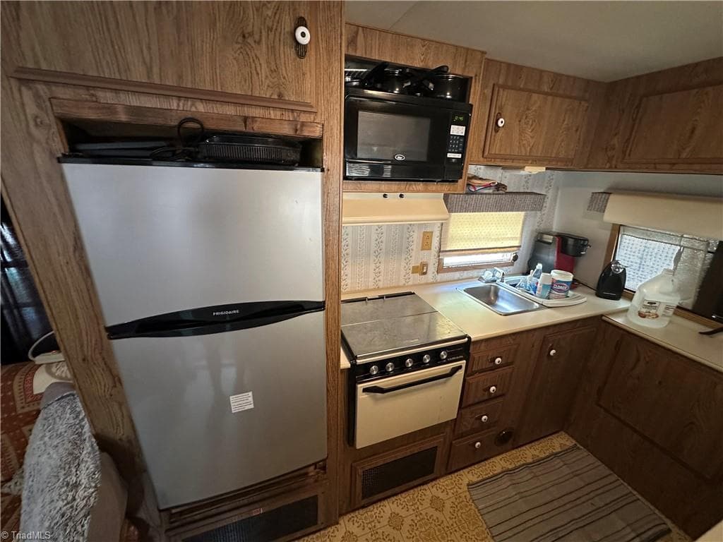 Manufactured Home at 114 Pine Street, New London NC 28127, photo 8 of 48