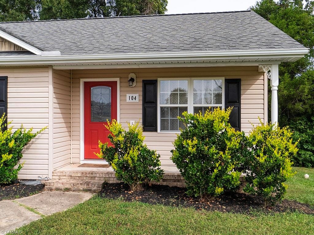 Stick/Site Built at 104 Taylors Court, Burlington NC 27217, Burlington, photo 2 of 35