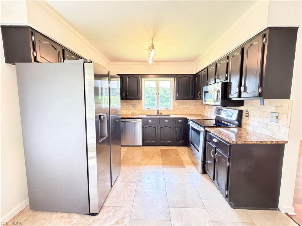 Stick/Site Built at 200 Ridgelea Court, Winston-Salem NC 27104, Winston-Salem, photo 2 of 20