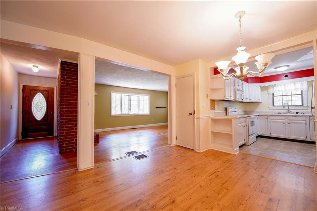 Stick/Site Built at 3425 Pine Valley Road, High Point NC 27265, photo 8 of 27