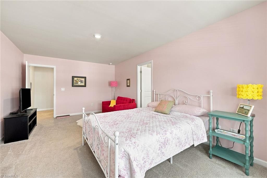 Huge primary bedroom - 1262 Evelynnview Lane, Kernersville NC 27284, Kernersville
