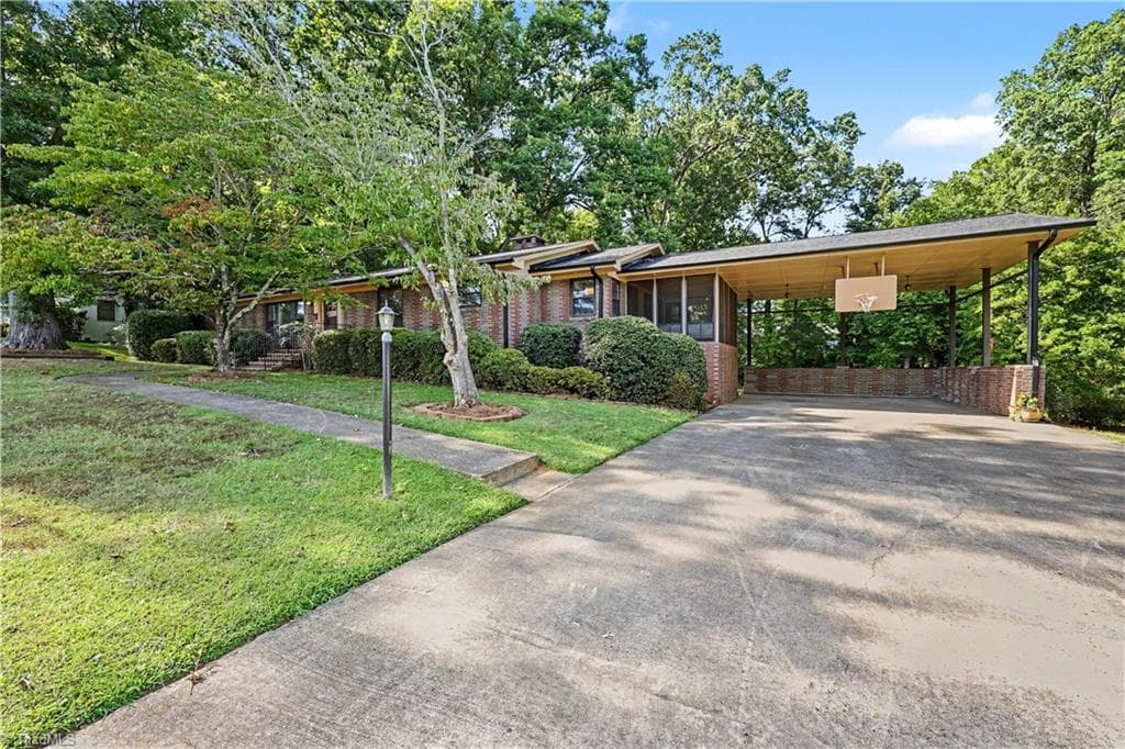 10 Welloske Drive, Thomasville NC 27360