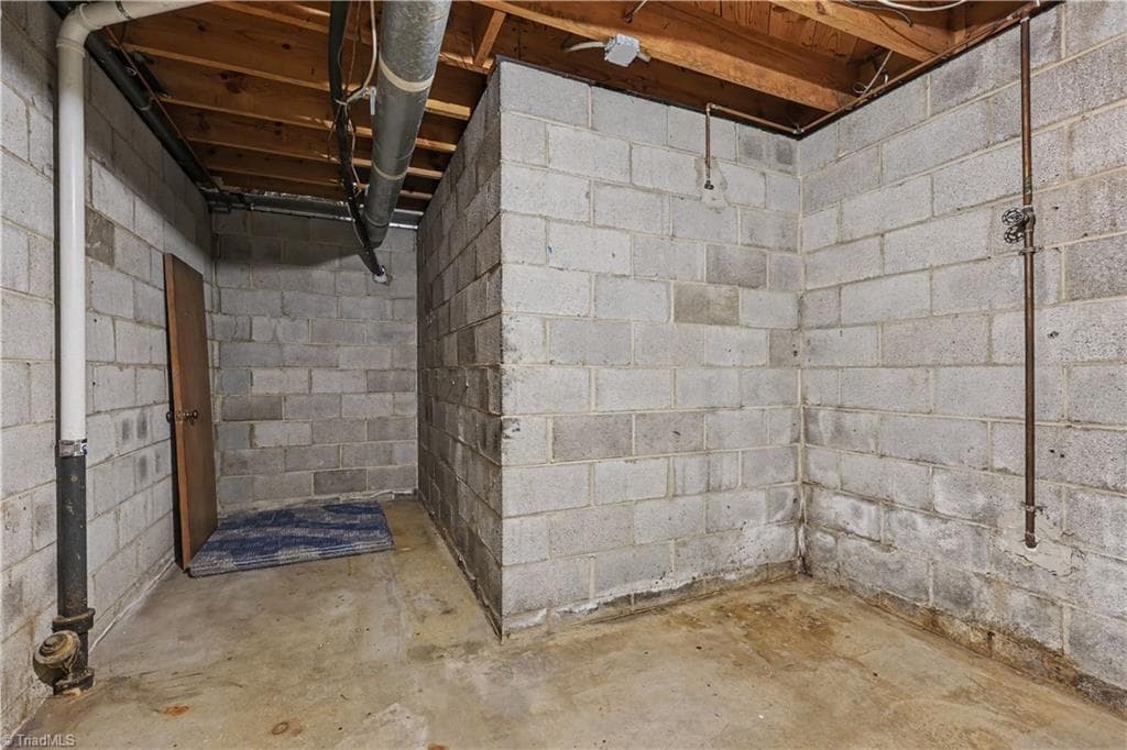 Stick/Site Built at 10 Welloske Drive, Thomasville NC 27360, photo 31 of 38