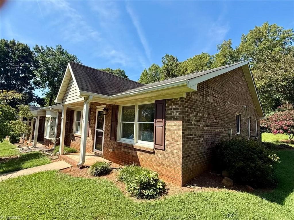 Stick/Site Built at 1712 Beaucrest Avenue, High Point NC 27265, photo 3 of 19