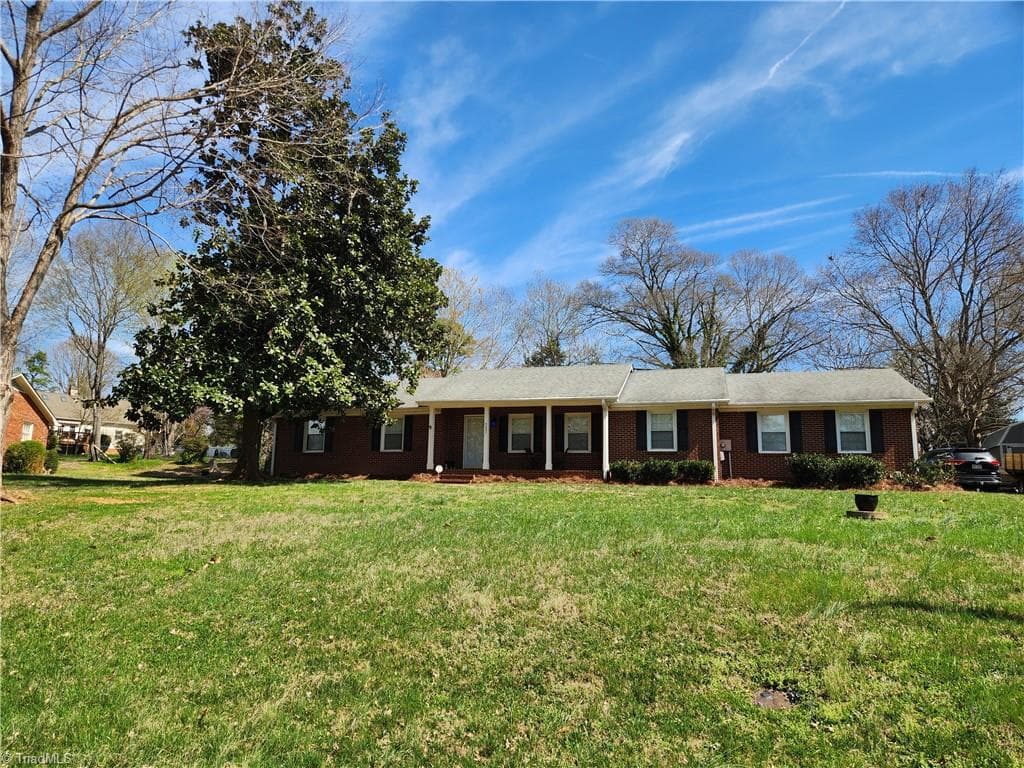 4880 Hawkwood Trail, Winston-Salem NC 27103
