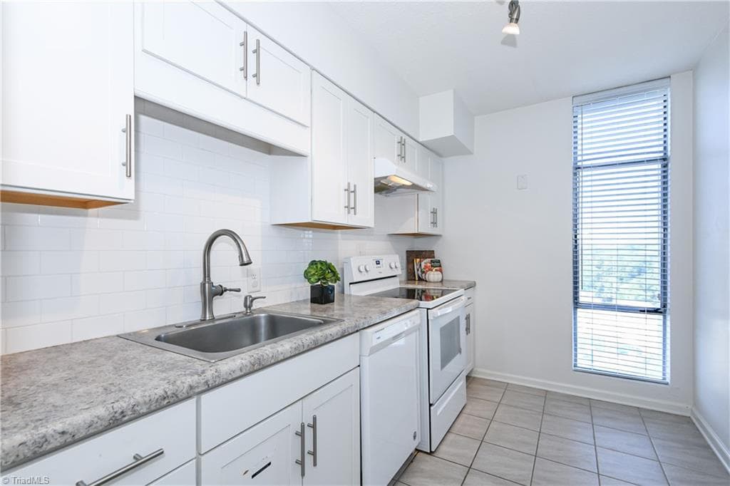 Kitchen - 1101 N Elm Street # 903, Greensboro NC 27401, Greensboro