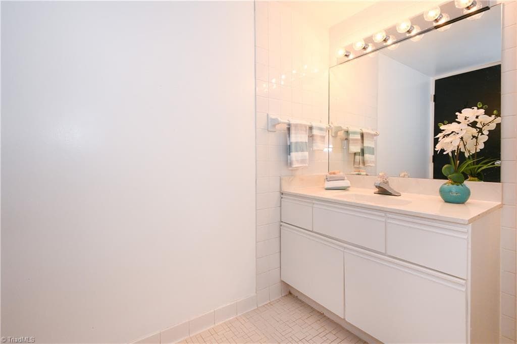 En-Suite Bath - 1101 N Elm Street # 903, Greensboro NC 27401, Greensboro