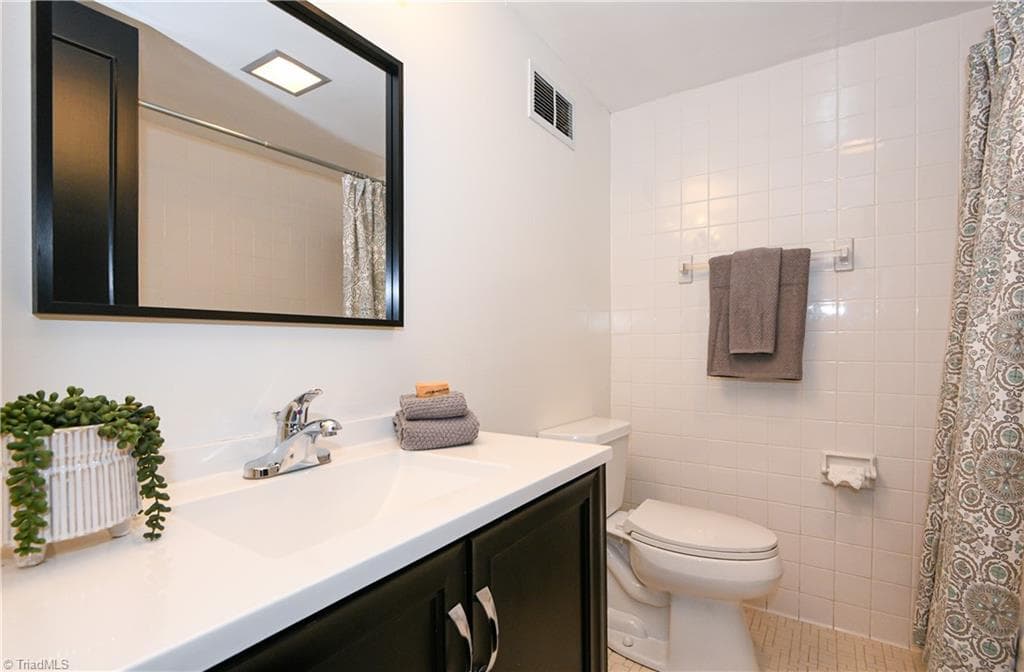 Guest Bath - 1101 N Elm Street # 903, Greensboro NC 27401, Greensboro
