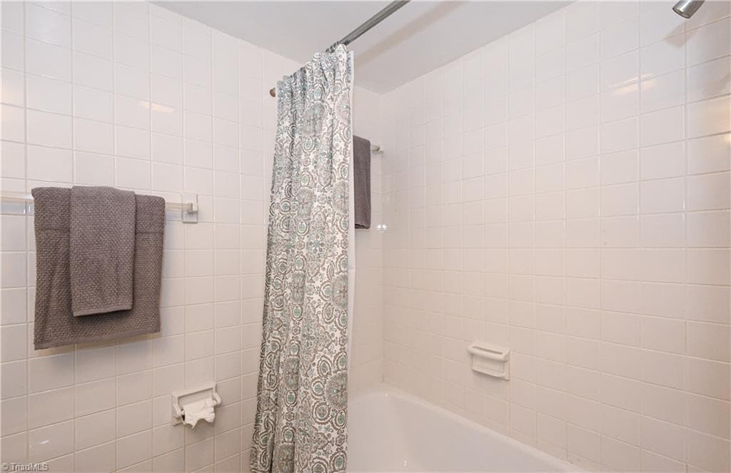 Guest Bath - 1101 N Elm Street # 903, Greensboro NC 27401, Greensboro