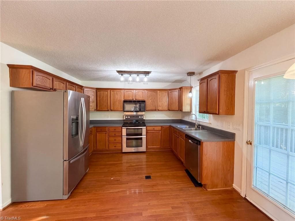 Stick/Site Built at 3888 Courtland Circle, Thomasville NC 27360, photo 2 of 16