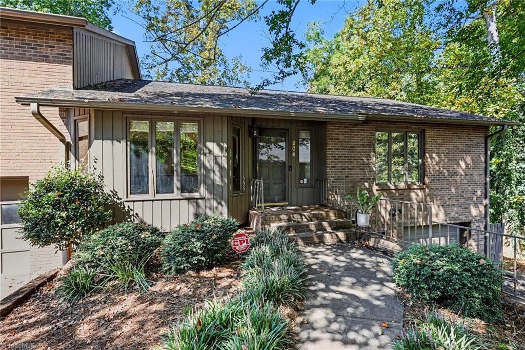 204 Ridgelea Court, Winston-Salem NC 27104