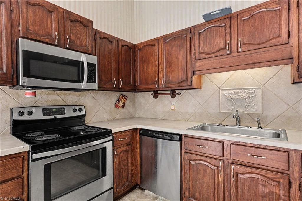Stick/Site Built at 204 Ridgelea Court, Winston-Salem NC 27104, Winston-Salem, photo 11 of 26