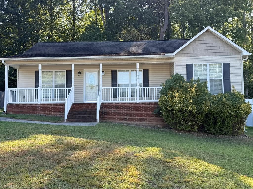 Stick/Site Built at 13 Thomasville High Drive, Thomasville NC 27360, photo 2 of 28