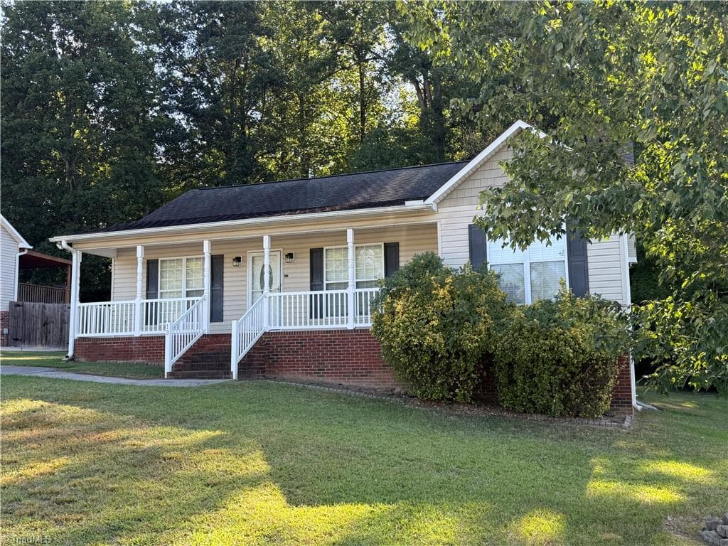 Stick/Site Built at 13 Thomasville High Drive, Thomasville NC 27360, photo 3 of 28