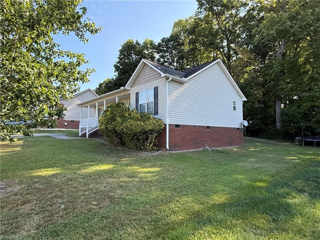 Stick/Site Built at 13 Thomasville High Drive, Thomasville NC 27360, photo 4 of 28