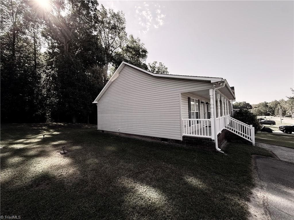 Stick/Site Built at 13 Thomasville High Drive, Thomasville NC 27360, photo 8 of 28
