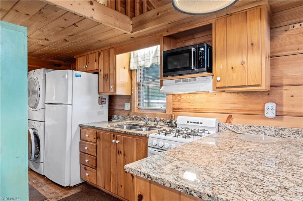 Manufactured Home at 169 Marina Drive, New London NC 28127, New London, photo 10 of 28