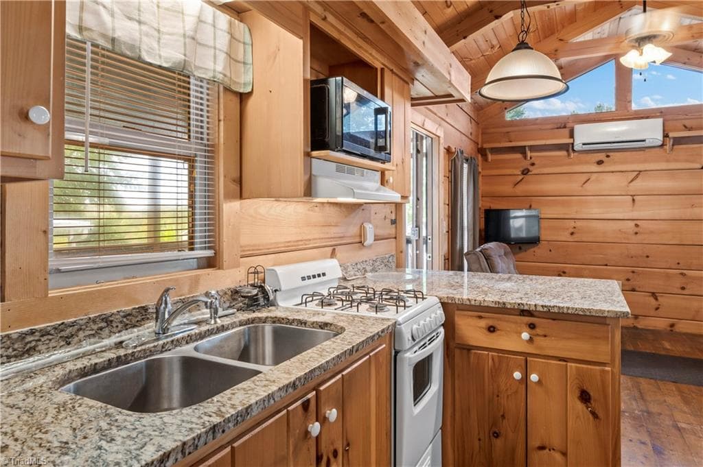 Manufactured Home at 169 Marina Drive, New London NC 28127, New London, photo 11 of 28
