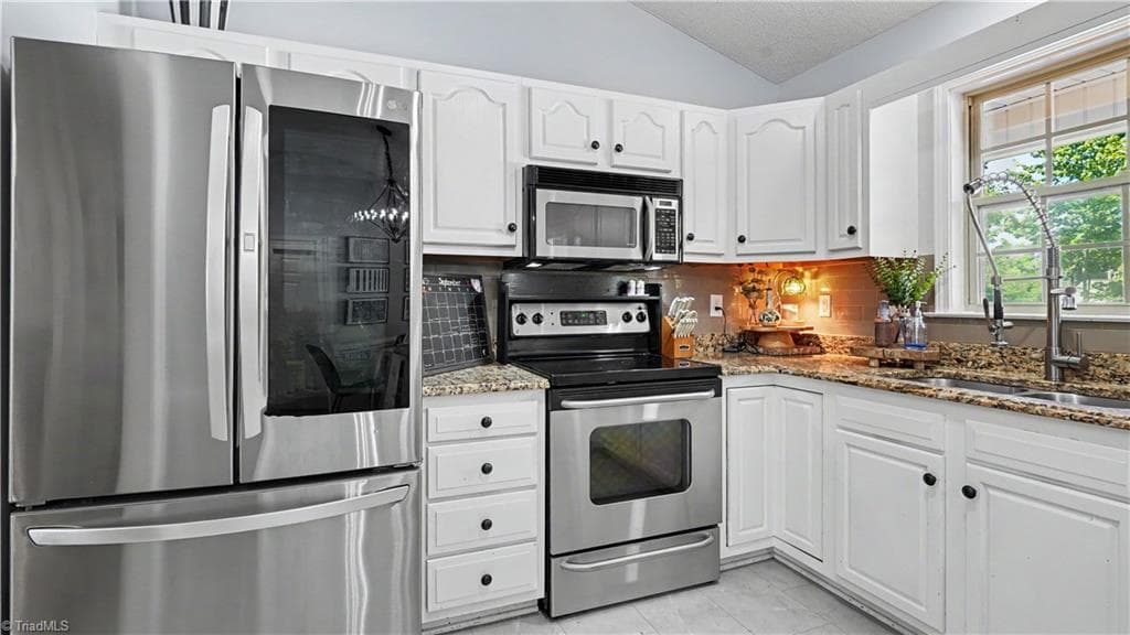 Stick/Site Built at 504 Evergreen Trail, Thomasville NC 27360, photo 12 of 40