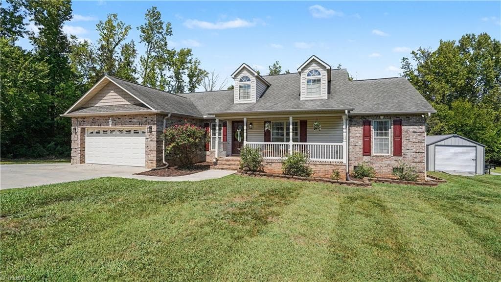 Stick/Site Built at 504 Evergreen Trail, Thomasville NC 27360, photo 4 of 40