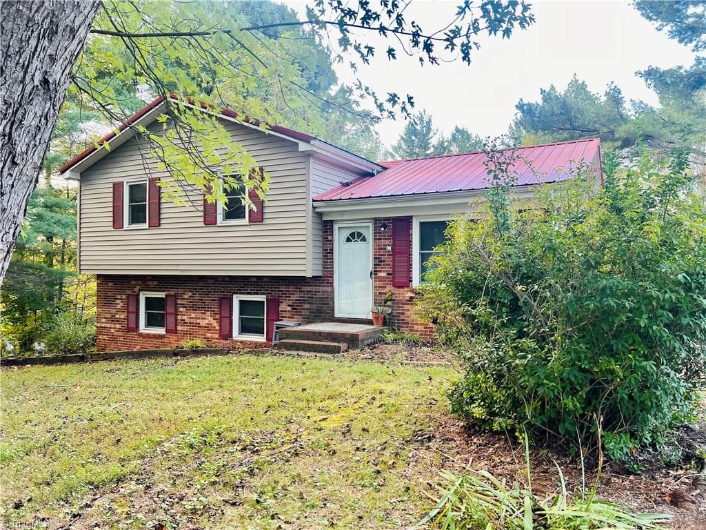 Stick/Site Built at 270 Woodcreek Drive, Mount Airy NC 27030, Mount Airy, photo 3 of 12