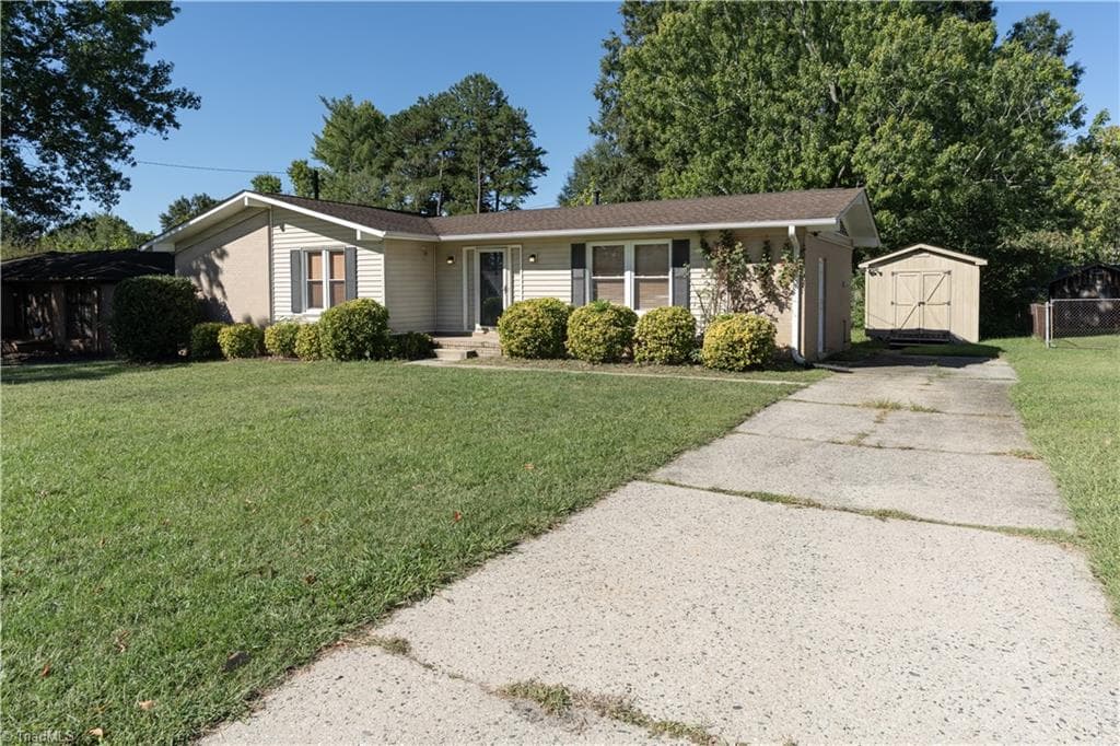 Stick/Site Built at 3006 Saxon Place, Greensboro NC 27406, photo 3 of 26