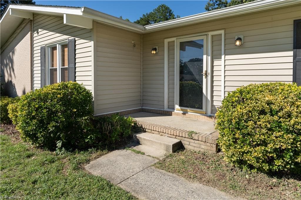 Stick/Site Built at 3006 Saxon Place, Greensboro NC 27406, photo 5 of 26