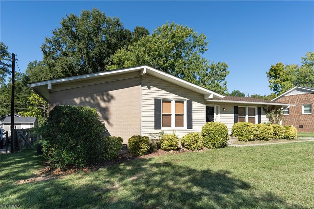 Stick/Site Built at 3006 Saxon Place, Greensboro NC 27406, photo 4 of 26