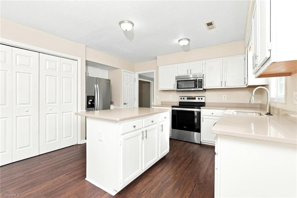 Stick/Site Built at 1495 Fiddlers Knoll Drive, Kernersville NC 27284, photo 5 of 22