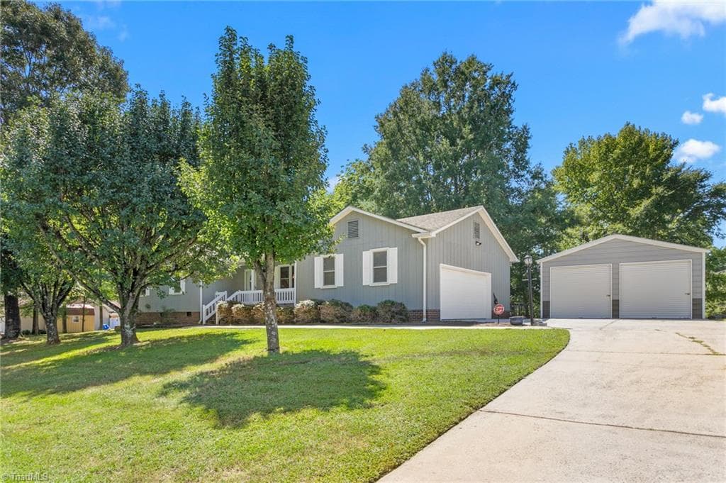 Stick/Site Built at 914 Ferndale Drive, Thomasville NC 27360, photo 3 of 33