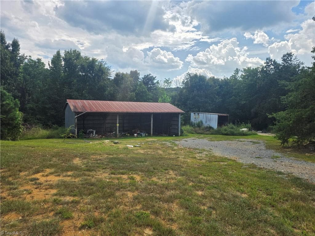 Manufactured Home at 3006 Surratt Road, Denton NC 27239, photo 2 of 4
