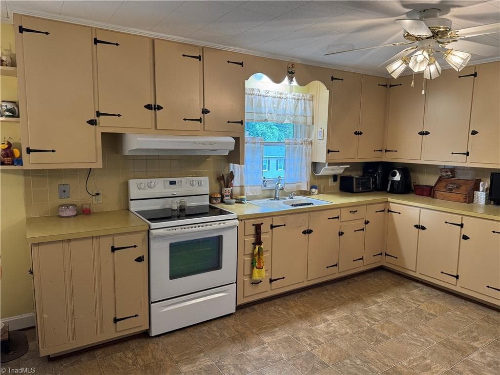 Stick/Site Built at 902 Elmhurst Street, Winston-Salem NC 27127, Winston-Salem, photo 5 of 10