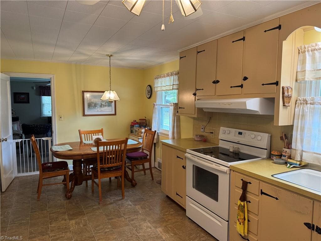 Stick/Site Built at 902 Elmhurst Street, Winston-Salem NC 27127, Winston-Salem, photo 4 of 10