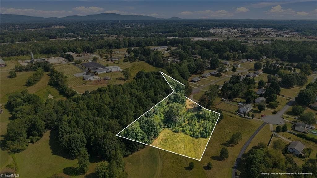 Single Family Residence at 3337 Coventry Forest Lane, King NC 27021, photo 2 of 17