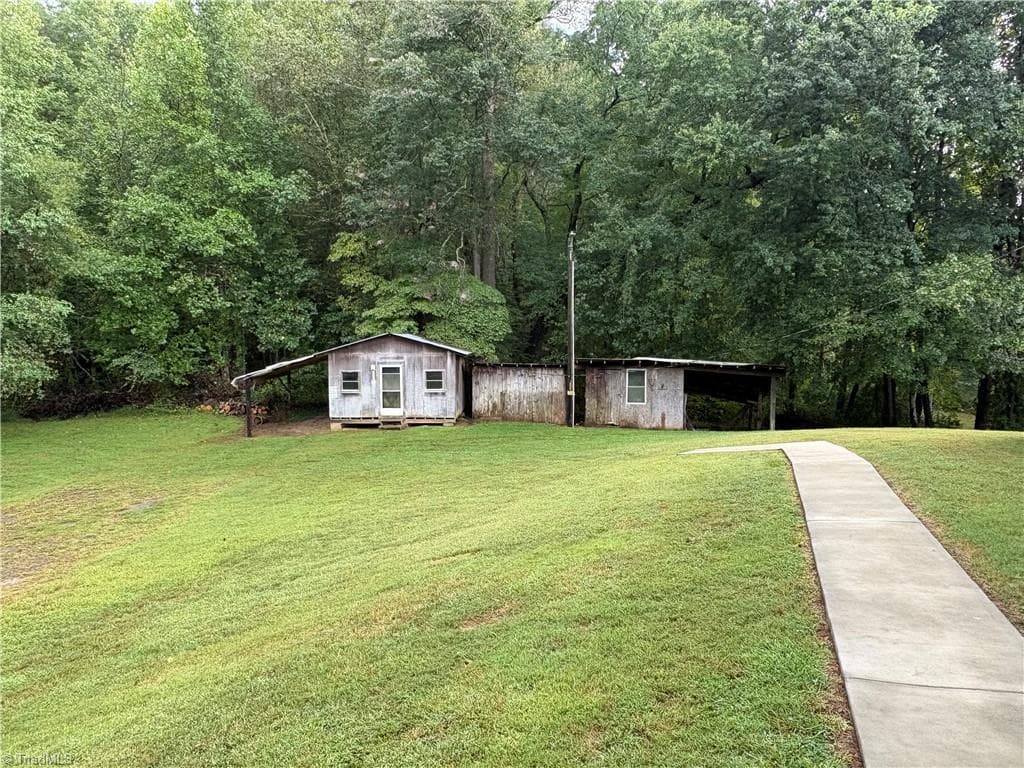 Manufactured Home at 329 Graystone Road, Mount Airy NC 27030, photo 7 of 19