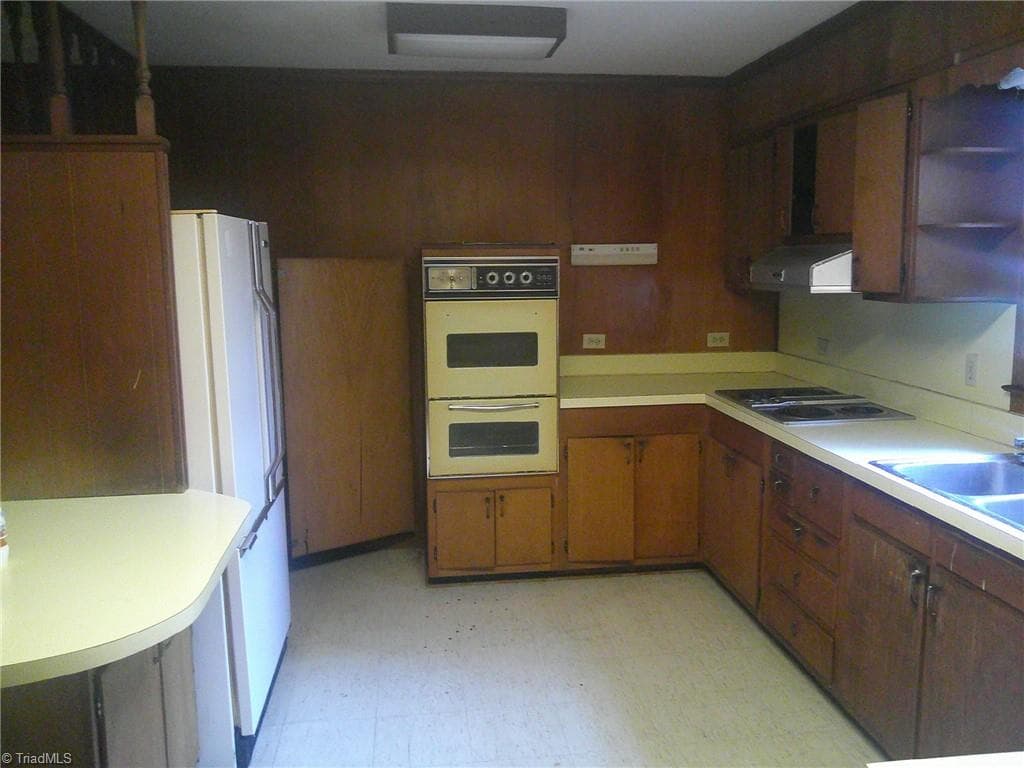 Stick/Site Built at 320 E Vandalia Road, Greensboro NC 27406, photo 2 of 15