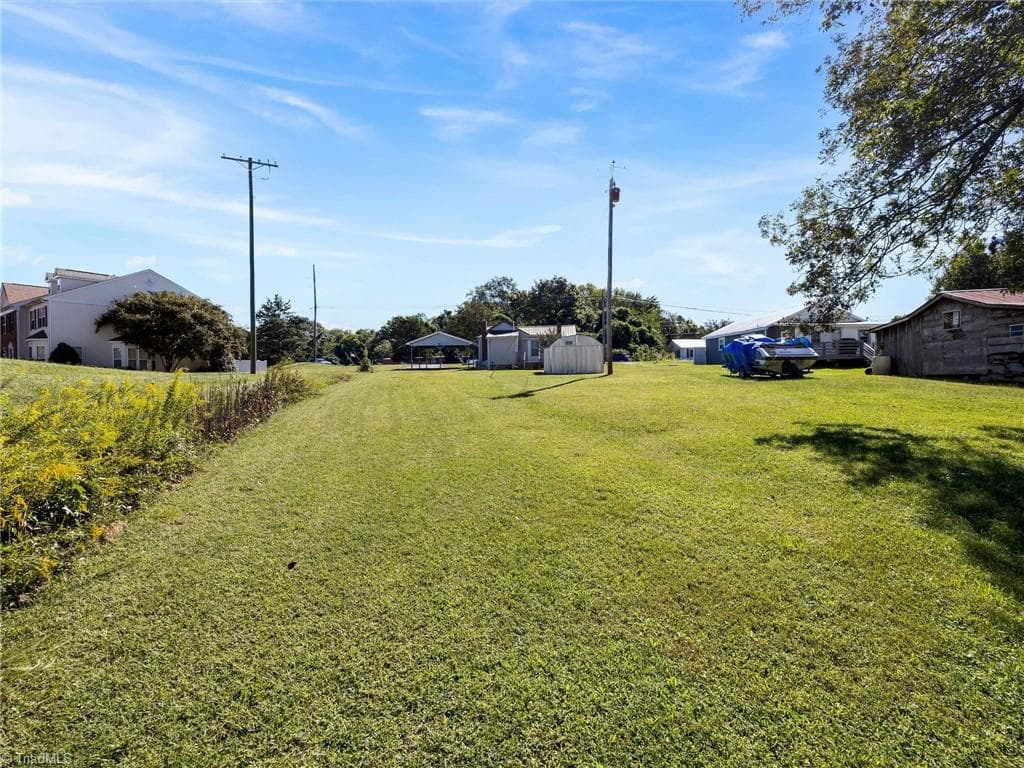 Large backyard! - 24 Forest Hill Road, Lexington NC 27295, Lexington